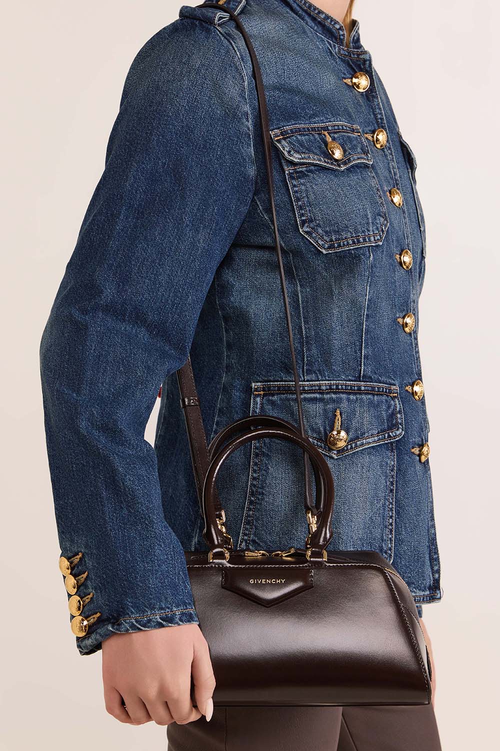 תמונת כל הלוק של תיק אנטיגונה סמול